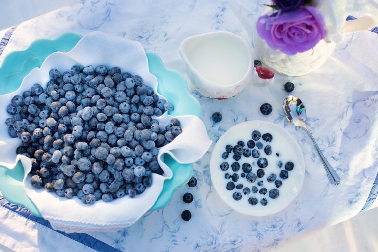 blueberries milk breakfast 1576409